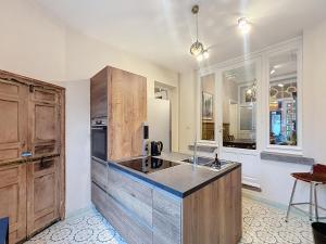 una cucina con mobili in legno e un piano di lavoro di Bruxelles Midi a Bruxelles