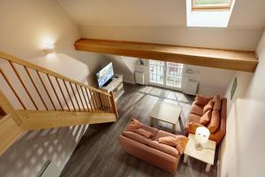 an overhead view of a living room with two couches at Ferienwohnungen Dünenmeer in Dierhagen