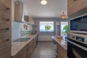 Una cocina o zona de cocina en Villa Lia, havre de paix avec piscine