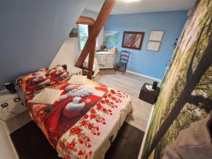 a bedroom with a bed with flowers on it at l'écureuil roux in Motteville