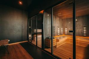 a large bathroom with a tub and a toilet at Estrela Serenity - Mountain Resort in Folgosinho