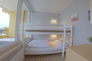 een wit stapelbed in een kamer met een raam bij Apartment 238 in Hohegeiß