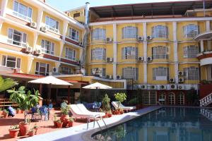 Bazén v ubytování Hotel Woodland Kathmandu nebo v jeho okolí
