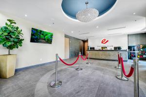 Elegant Home Near Disney With Private Pool And Waterpark Resort Access At Encore Resorts Reunion - 391Fl的电视和/或娱乐中心