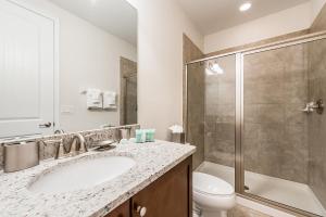 Elegant Home Near Disney With Private Pool And Waterpark Resort Access At Encore Resorts Reunion - 391Fl的一间浴室