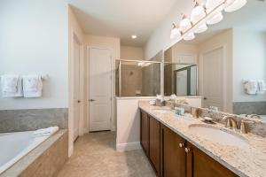 Elegant Home Near Disney With Private Pool And Waterpark Resort Access At Encore Resorts Reunion - 391Fl的一间浴室
