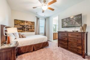 Elegant Home Near Disney With Private Pool And Waterpark Resort Access At Encore Resorts Reunion - 391Fl的电视和/或娱乐中心