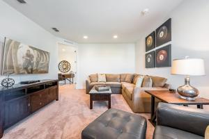 基西米Elegant Home Near Disney With Private Pool And Waterpark Resort Access At Encore Resorts Reunion - 391Fl的带沙发和桌子的客厅