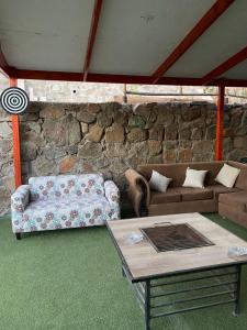 a living room with a couch and a table at Hostal Panul in Panulcillo