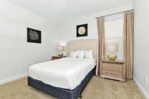Una habitación blanca con una cama y una ventana en Marvelous Home Near Disney With Private Pool And Waterpark & Resort Access At Encore Resorts Reunion - 250Cl, en Kissimmee