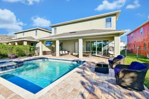 una piscina en el patio trasero de una casa en Marvelous Home Near Disney With Private Pool And Waterpark & Resort Access At Encore Resorts Reunion - 250Cl, en Kissimmee