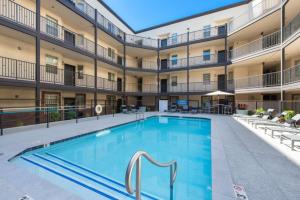 テンピにあるUrban 2BR-Spring Training! w Pool, Gym & Parkingのアパートメントビルの中庭にあるスイミングプールのイメージ