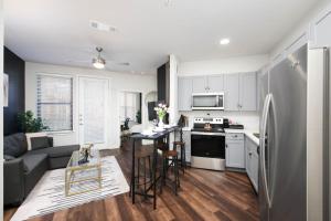 cocina y sala de estar con nevera de acero inoxidable en Relaxing 1BR w Pool-Parking, Near Rvrwlk-Conv Ctr, en San Antonio