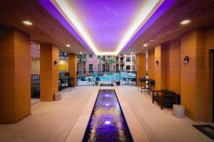 Un pasillo con una piscina en medio de un edificio. en Relaxing 1BR w Pool-Parking, Near Rvrwlk-Conv Ctr, en San Antonio