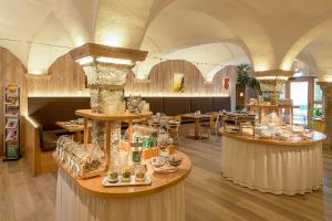 فندق أودهوف في فرايلاسنيغ: مطعم فيه طاولات وكراسي في الغرفة