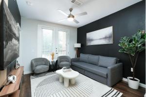 una sala de estar con un sofá y una mesa en Chic 1BR-w Parking & Pool, Near Rvrwlk & Conv Ctr, en San Antonio