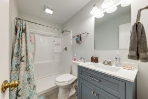 Un baño con lavabo, inodoro y ducha. en Anglers Oasis with Boat Dock in Big Pine Key!, en Big Pine Key 19 fotos más
