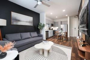 una sala de estar con un sofá y una mesa en 1BR Oasis w Pool&Parking, Near Rvrwlk & Conv Ctr, en San Antonio