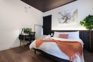 Un dormitorio con una cama grande y un escritorio. en Sleek 2BR On Rvrwalk Gym Parking Near Conv Ctr, en San Antonio 61 fotos más