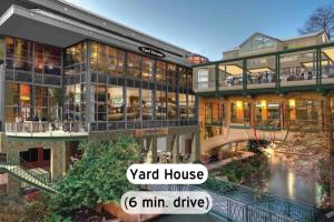 un rendimiento de una casa de patio en Sleek 2BR On Rvrwalk Gym Parking Near Conv Ctr, en San Antonio