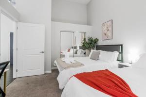 Ένα ή περισσότερα κρεβάτια σε δωμάτιο στο Comfy 1BR-Parking, Rooftop, Near Arrowhd & TMobile +58 φωτογραφίες