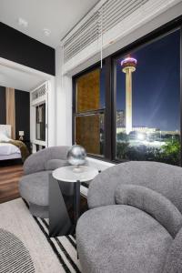 Un dormitorio con dos sillas y una vista de la Space Needle. en 1BR Escape w Pool&Parking, Near Rvrwlk & Conv Ctr, en San Antonio
