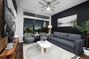 una sala de estar con un sofá y una mesa en 1BR Escape w Pool&Parking, Near Rvrwlk & Conv Ctr, en San Antonio