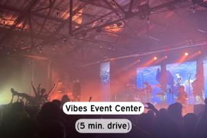 una multitud de personas viendo un concierto en un escenario en 1BR Escape w Pool&Parking, Near Rvrwlk & Conv Ctr, en San Antonio 70 fotos más