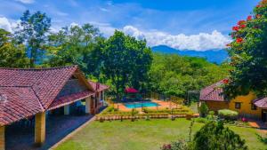 an aerial view of a house with a yard at Montana casa de campo in Socorro