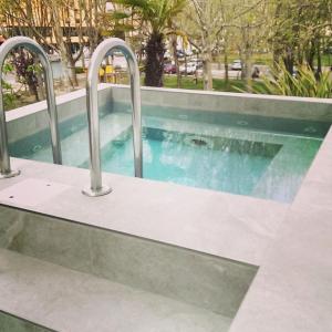 Bazén v ubytování Hotel Iride & Spa nebo v jeho okolí