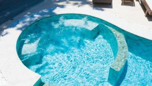 A piscina localizada em Paraíso Ecológico Pousada & SPA ou nos arredores