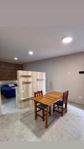 a room with a table and two chairs and a bed at Apart La Ideal in Villa Cura Brochero