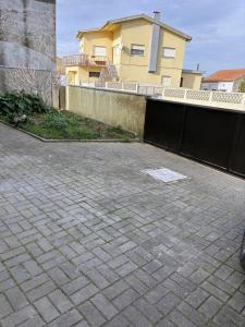 ein Backsteinparkplatz vor einem Haus in der Unterkunft casa da serra in Boa Viagem