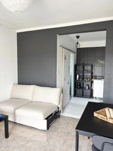 ein Wohnzimmer mit Sofa und Tisch in der Unterkunft casa da serra in Boa Viagem