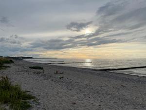 ein Strand mit bewölktem Himmel und dem Meer in der Unterkunft Ferienwohnung Mattke in Heiligendamm + 2 Fotos