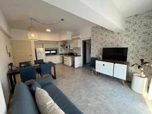 a living room with a blue couch and a kitchen at Reina Victoria in San Juan