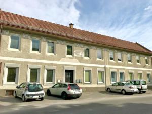 a group of cars parked in front of a building at Burgblick Apartment- 60qm, Küche, Waschmaschine, Streamingdienste in Seebenstein