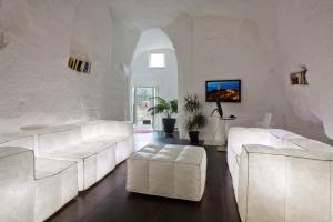 TV in/ali zabaviščno središče v nastanitvi Basiliani Hotel