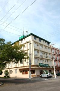 een gebouw op de hoek van een straat bij Hotel Porto Alegre in Porto Alegre +12 foto's