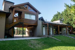a house with a porch with a wooden roof at Shalom Hospedaje in Tandil