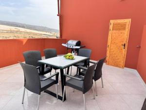 a dining room with a table and chairs at Apartamento Cerca de Maspalomas in Salobre