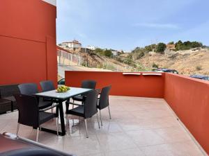 a table and chairs on a balcony with a view at Apartamento Cerca de Maspalomas in Salobre