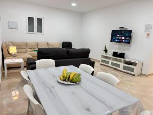 a living room with a table with bananas on it at Apartamento Cerca de Maspalomas in Salobre