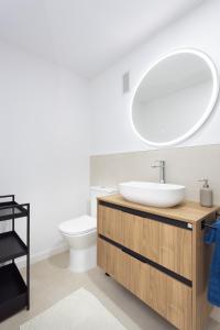 プエルト・デ・ラ・クルスにあるFamily Friendly Apartament Puerto de la Cruz Summa Hausの洗面台と鏡のあるバスルーム