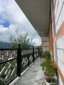 Rõdu või terrass majutusasutuses Pbodhstayshp +7 fotot