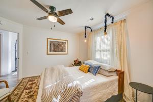 une chambre avec un lit avec un ventilateur de plafond dans l'établissement Less Than 3 Mi to Dtwn Modern Cottage in Greenville!, à Greenville