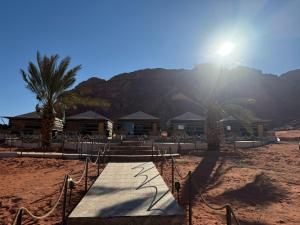einen Spielplatz in der Wüste mit einem Berg im Hintergrund in der Unterkunft falling Stars Camp in Wadi Rum + 28 Fotos