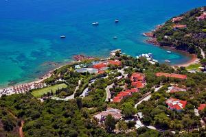 una vista aerea di un resort vicino all'oceano di Hotel Don Diego a Porto San Paolo