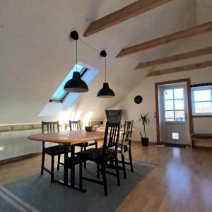 ein Esszimmer mit einem Holztisch und Stühlen in der Unterkunft Hestegården in Fåborg