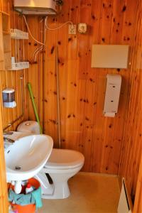 uma casa de banho com um WC e um lavatório em Alta River Camping em Alta